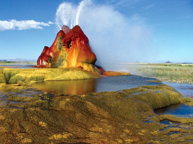  Kỳ quan nhân tạo giếng phun Fly Geyser ở sa mạc tại bang Nevada hình thành sau một sự cố khai thác năm 1916. Nước nóng từ lòng đất chứa nhiều khoáng chất, cùng sự phát triển của những loài tảo sống trong môi trường nhiệt độ cao khiến giếng có nhiều màu sắc.